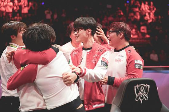 开云-德约科维奇在SKT比赛中夺冠，比赛局势复杂引发热议！比赛高潮迭起的简单介绍